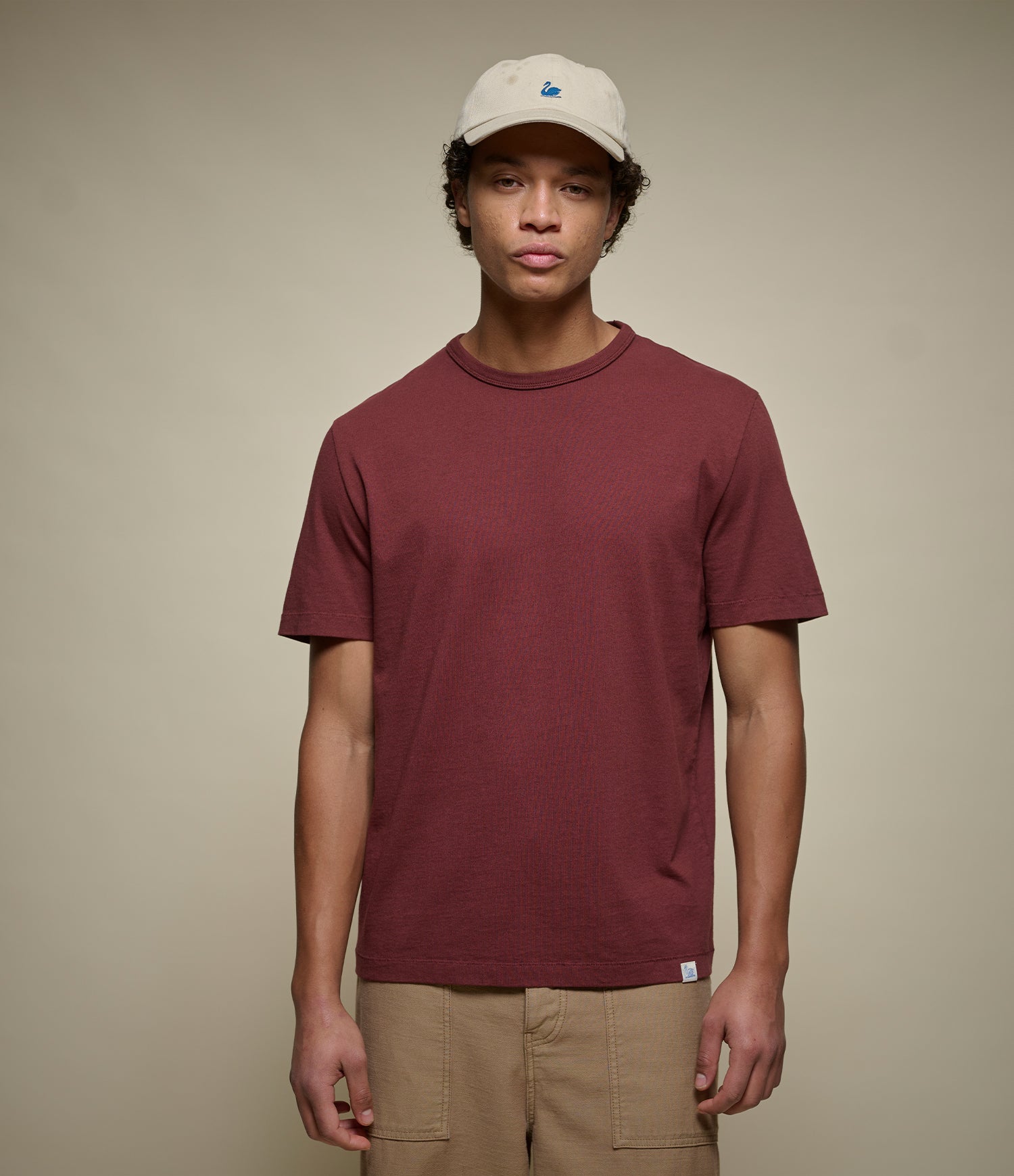 Man wearing maroon crew-neck T-shirt